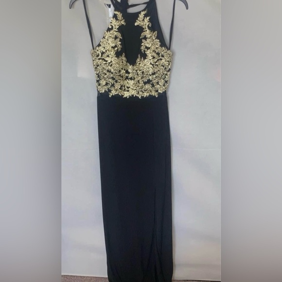 Elegant Black Dress with Gold Embroidery - Picture 2 of 4